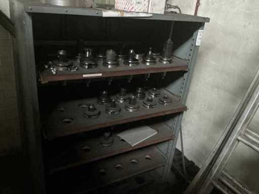 Rack with large batch of milling head holders