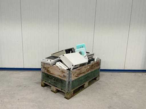 Boîte de transport avec divers équipements médicaux