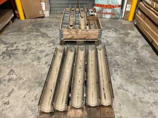 Beaucoup de gouttières et accessoires pour conduites de drain d’acco