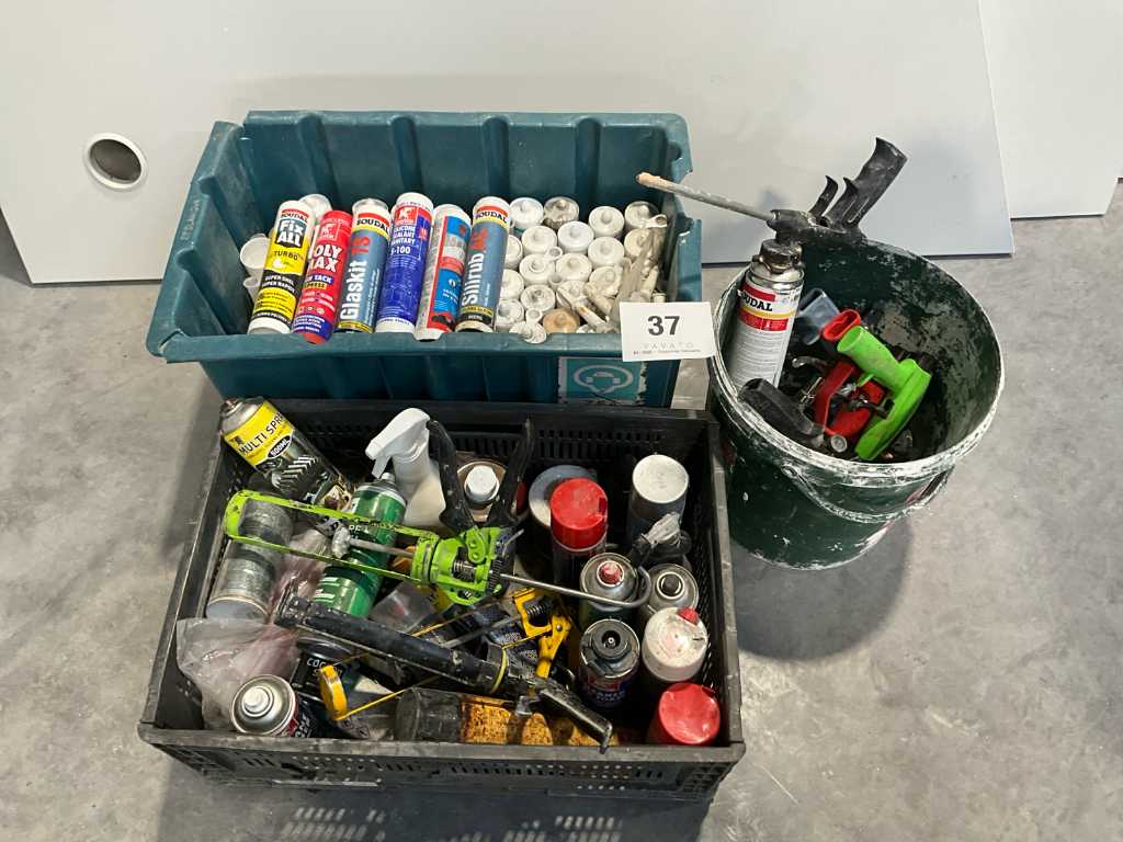 Environ 50 pistolets à calfeutrer différents DAGARD, SOUDAL, ARDEX,..