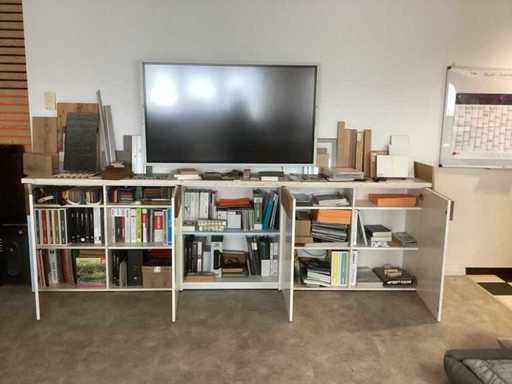 Musterregal - Sideboard gefüllt mit Messebau und Schreinerei Mustern ca. 3,40m lang