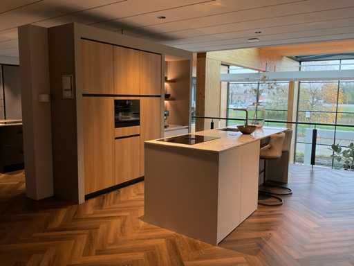 MK Natural Beach Eiland showroom keuken met kastenwand en coffeecorner
