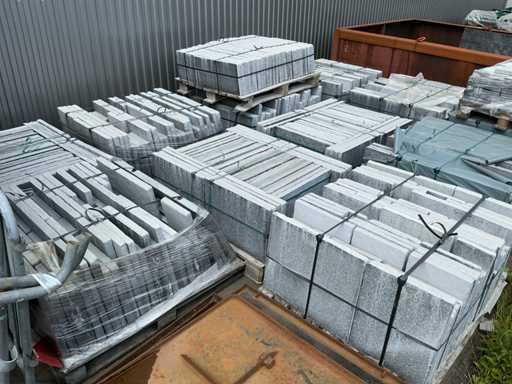 Partij betonplaten op pallets