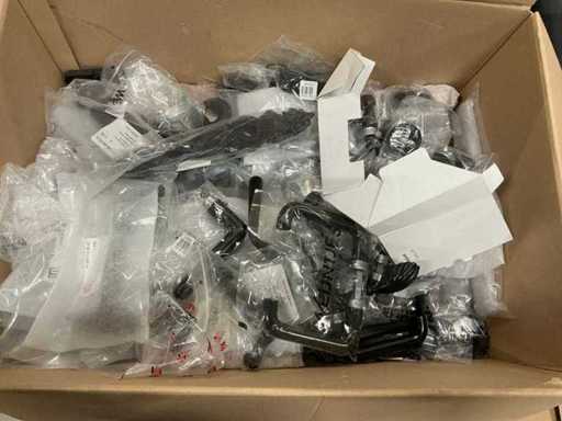 Diverses charnières et serrures noires