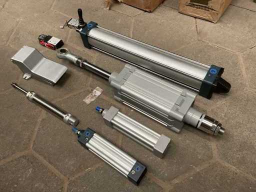 Vari componenti pneumatici