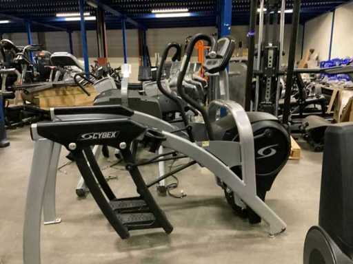 Komercyjny trenażer łukowy Cybex Crosstrainer