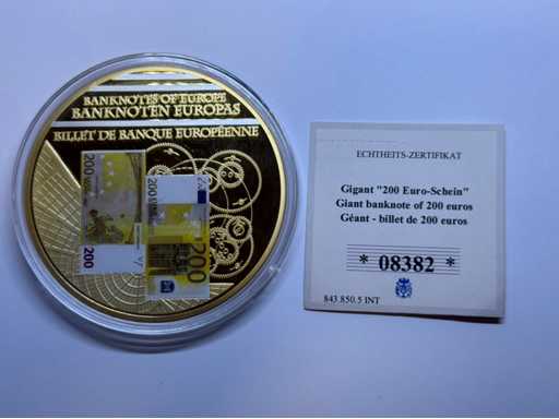 Reusachtige perspretensie van 200 euro bankbiljet