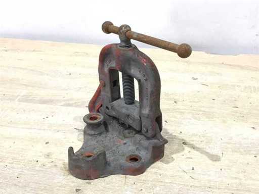 Rohrklemme und Rohrschneider