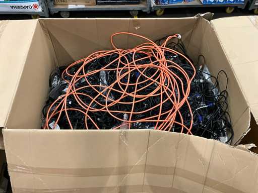 Divers câbles dans une palette