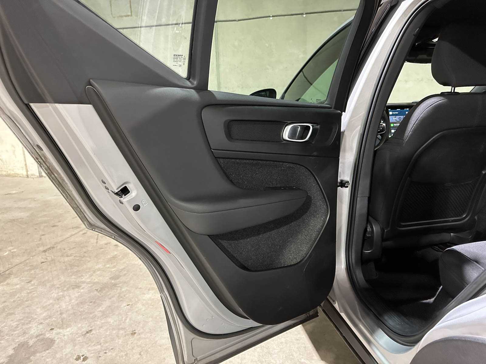 Volvo XC40 Recharge Core 70 kWh 231hp 2022 (Original-NL + 1st Owner), R-491-BZ