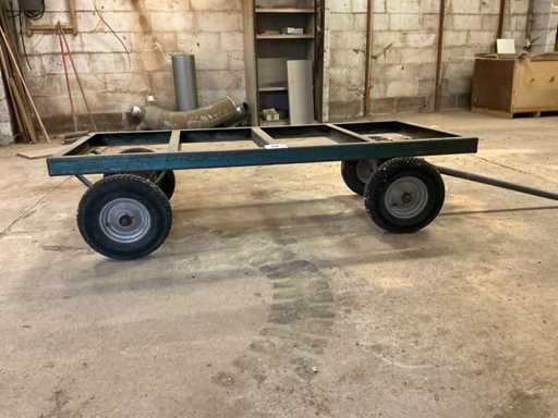 Tramway à plateforme métallique