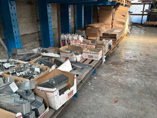 Partij diverse bevestigings- en dakwerkmaterialen en