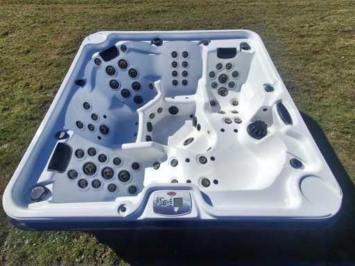 Artic Spa 5 person American Jacuzzi and outdoor spa