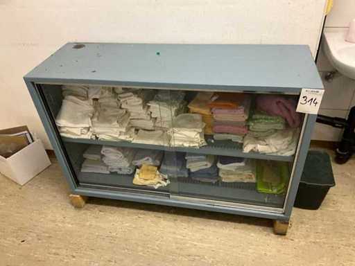 Metallschrank mit Inhalt