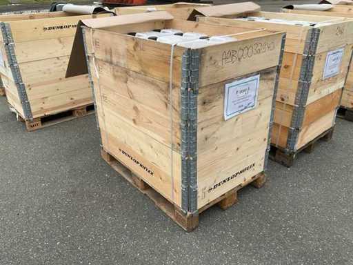 O varietate de recipiente goale