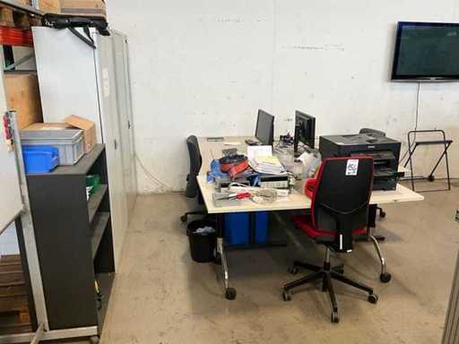 Kantoorapparatuur met 2 tafels, 2 kasten, printer en tv