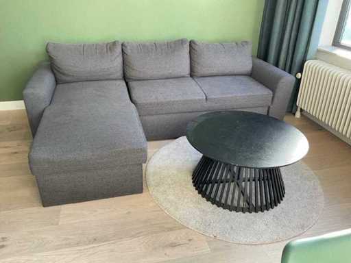 Sofa w rogu z dywanem i stolikiem kawowym