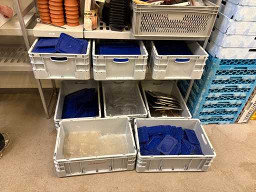 Un lot de capace gastronorm din plastic