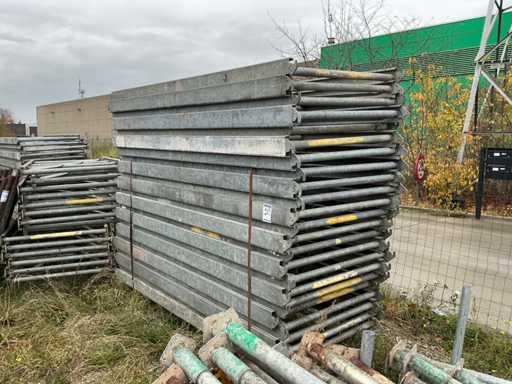 Charge von Gerüstteilen