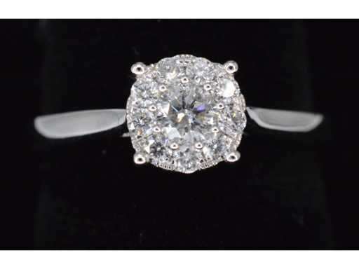 White gold entourage ring with brilliant cut diamonds