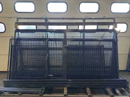 Ściana siatki bezpieczeństwa o wymiarach ok. 10x3 metry z dwoma drzwiami przesuwnymi