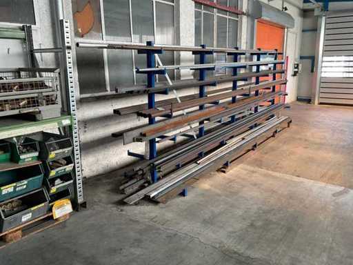 Rack a sbalzo con contenuti