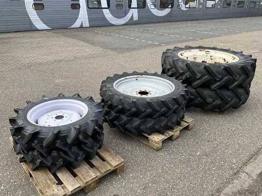 3 jeux de pneus agricoles