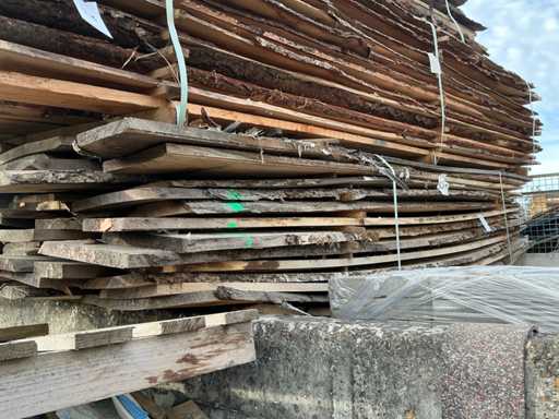 Série de planches de tronc d’arbre sciées