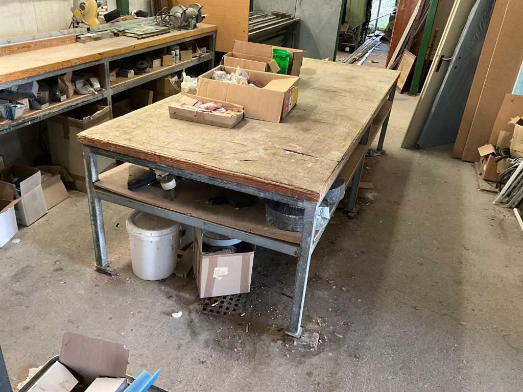 Work table with accessories