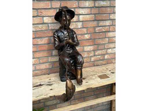 Sculptuur vissende man met engel