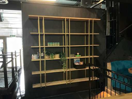 Wandstelling met houten planken