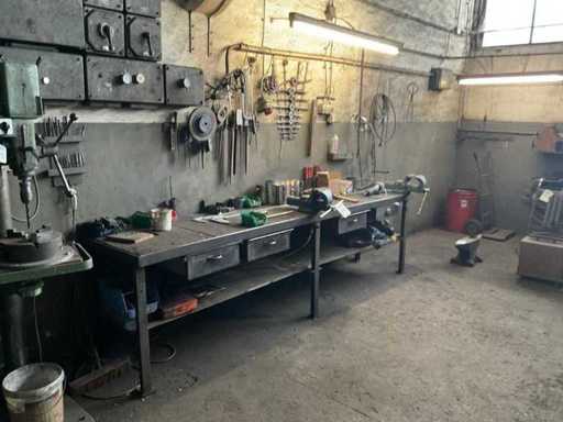 Banco de trabajo con contenido residual