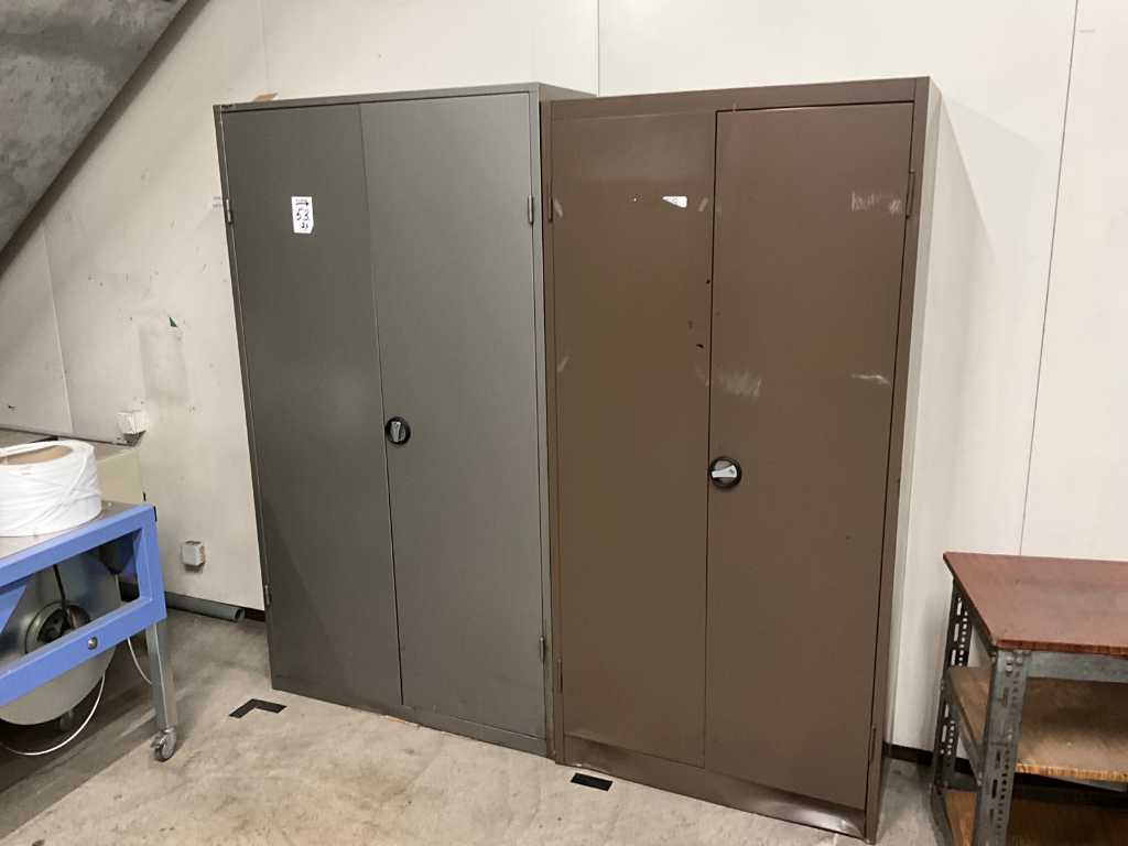 Metal cabinets (2x)