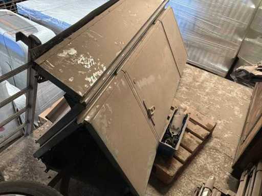 Porta del garage con porta e motore