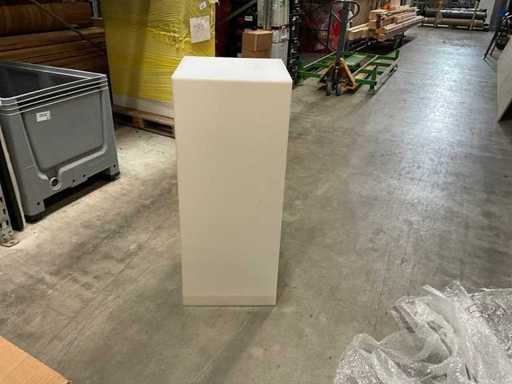 4 mesas de plexiglás Omolon empaquetadas en una caja de cartón de 45 x 45 x 110 cm