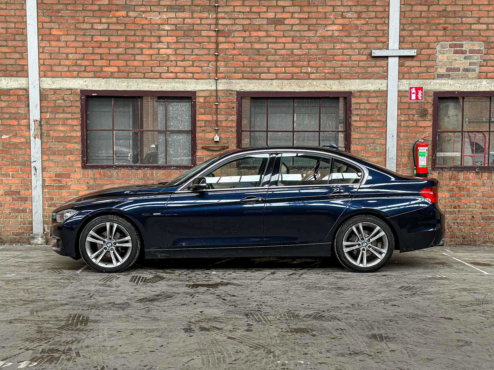 BMW 320i EfficientDynamics Edition Upgrade Edition 170pk 2013 (Origineel-NL) 3-serie, 1-SLL-03