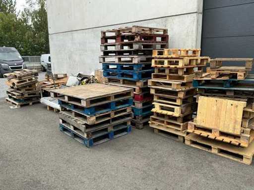 Batch of disposable wooden pallets