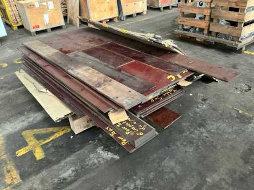 Partij betonplex plaatrestanten