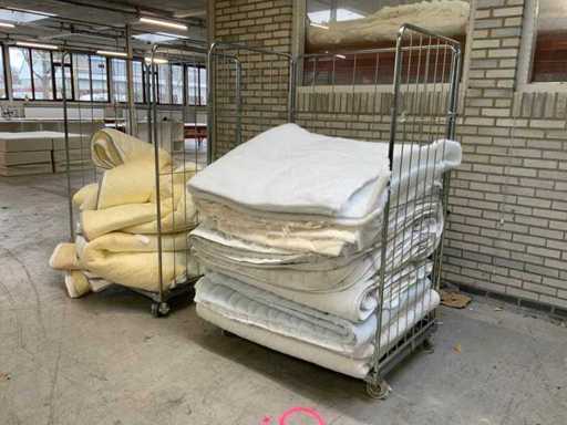 Carrello per il trasporto tessile che include vari stock di prodotti semifiniti MTF (2x)