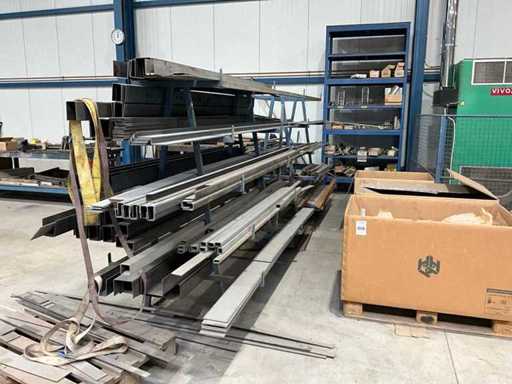 Metallschaft im Regal