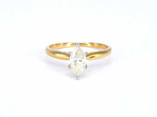 Gouden solitaire ring met marquise geslepen diamant in witte zetting