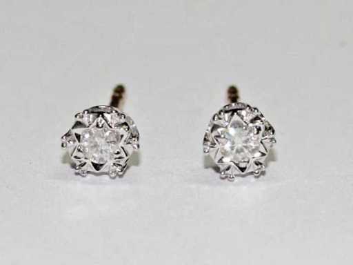 9 KT Yellow Gold Earring With Natural Diamond