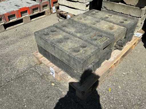 Lot of construction fence base on 2 pallets