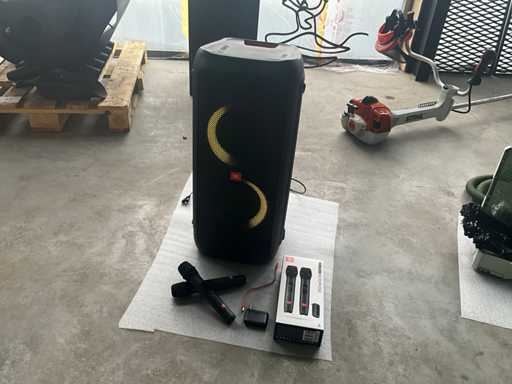 Partybox 300 en 2 microfoons JBL