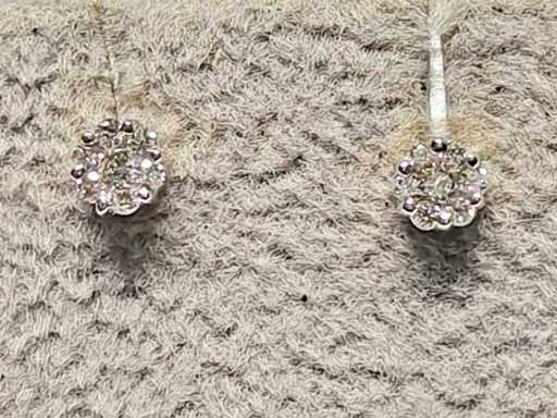18 KT White Gold Earring With Natural Diamond