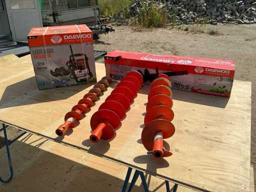 Daewoo DAEAXB520 benzine grondboor met 4 grondboren – nieuw in doos