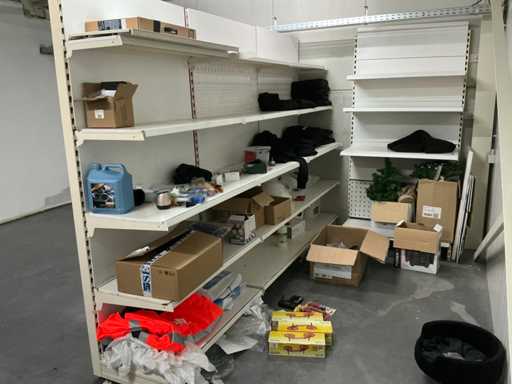 Spazio di stoccaggio completo al primo piano