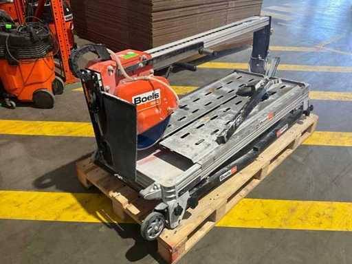 Machine à scie sur table