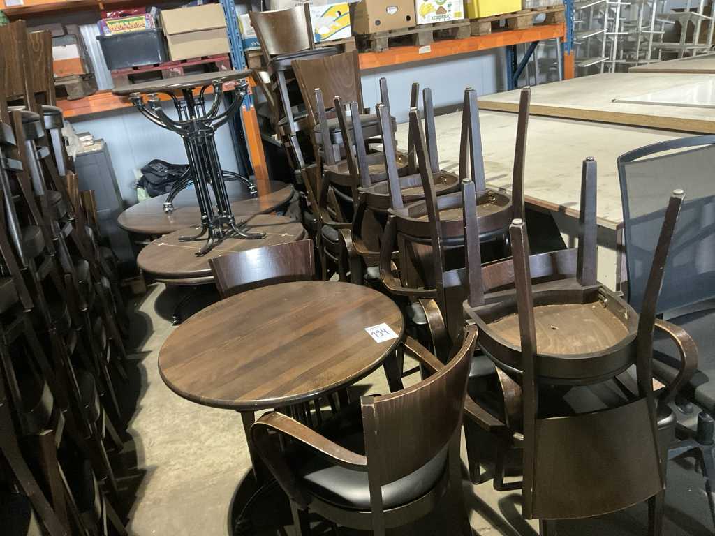 Tables de restaurant rondes avec chaises (5x)