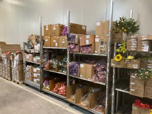 Lot de fleurs artificielles et de matériaux de décoration